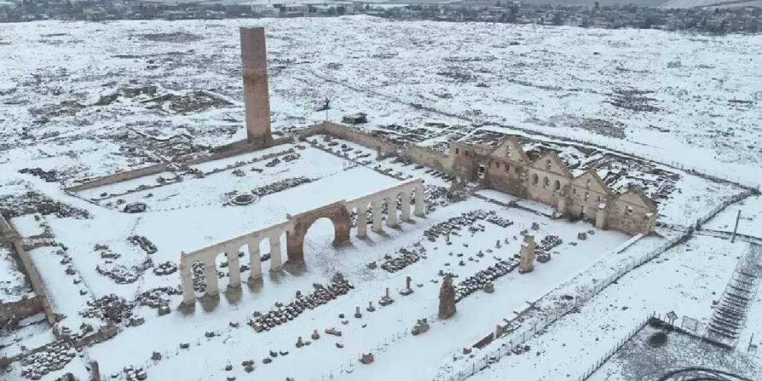 Yazın sıcaktan nefes aldırmıyordu şimdi beyaza büründü! Türkiye’nin en sıcak illerinden: Kar yağışı orayı da etkiledi 1